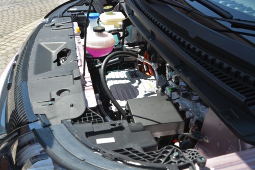 図4 フロントフード下のモータールーム