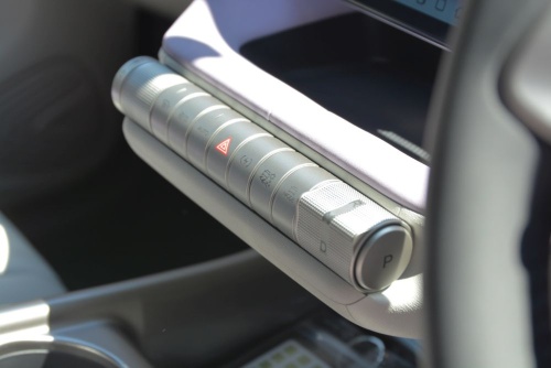 図6 ローラー状の操作部を回転させる方式のシフトノブ