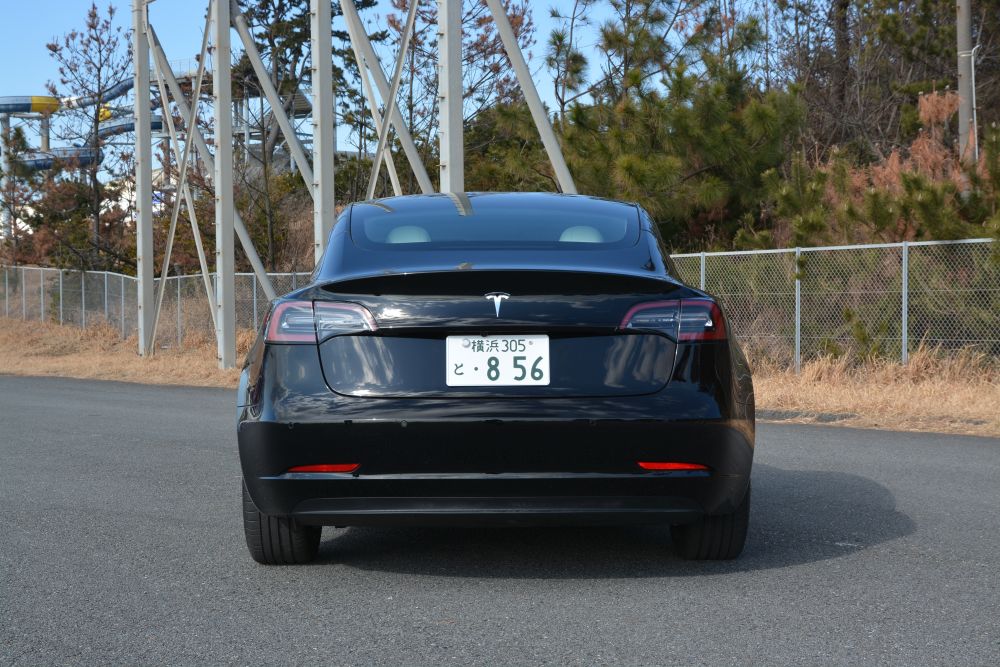 ステアリング周辺からレバーが消えた、テスラが驚きの新型「モデル3