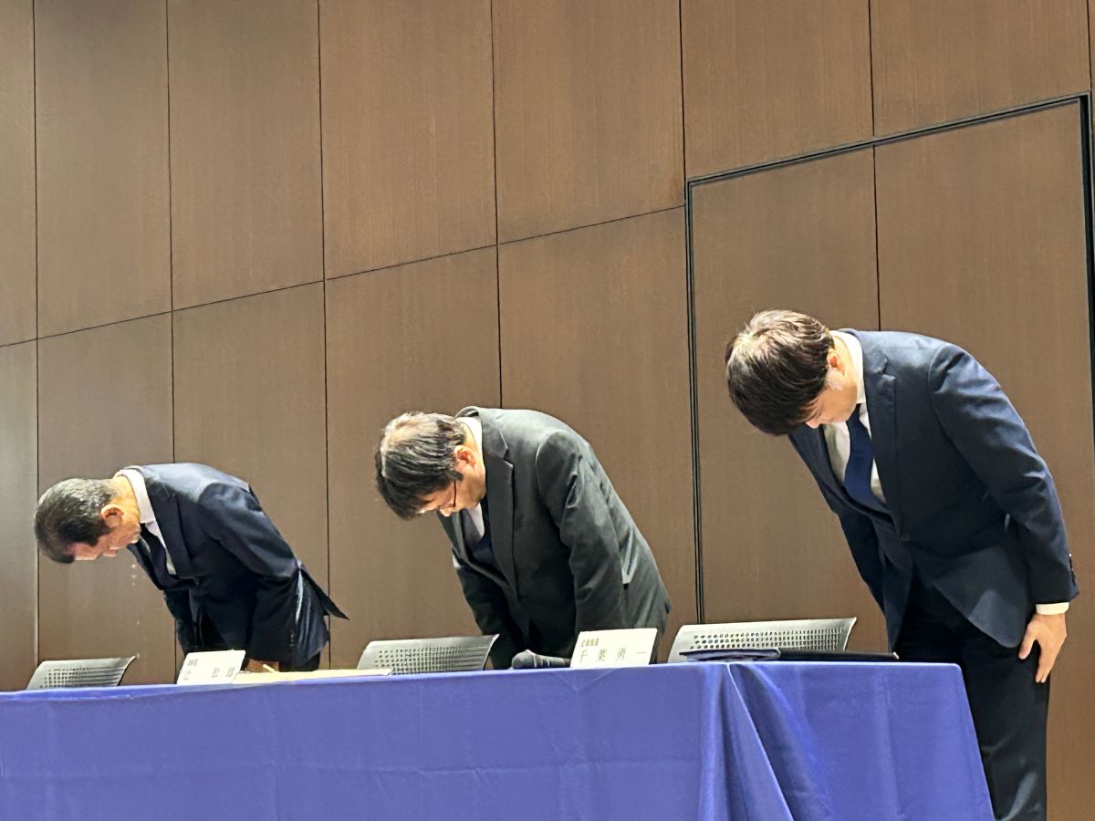 左から全国銀行資金決済ネットワークの小林健一事務局長兼業務部長、辻松雄理事長、千葉勇一企画部長