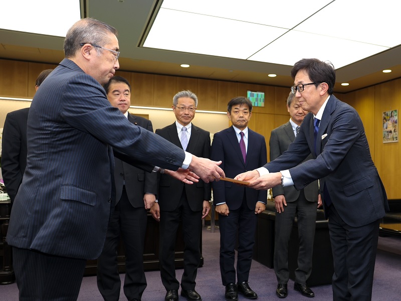 悲願のプラチナバンドを獲得した楽天、競合他社があぜんとした基地局開設計画