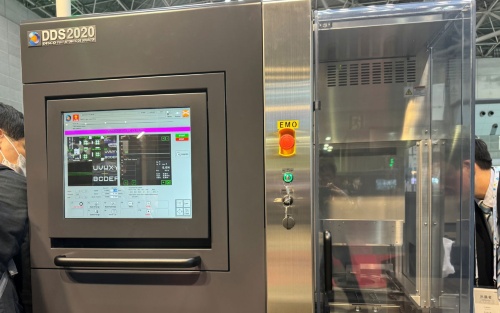 ディスコはSiCの加工時間をSi並みに短くできる加工装置を展示した(写真:日経クロステック)