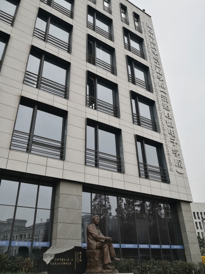 写真3 陳星弼氏の銅像