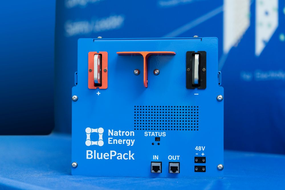 図1　電池パック製品「BluePack」とミシガン州の量産工場