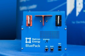 図1 電池パック製品「BluePack」とミシガン州の量産工場