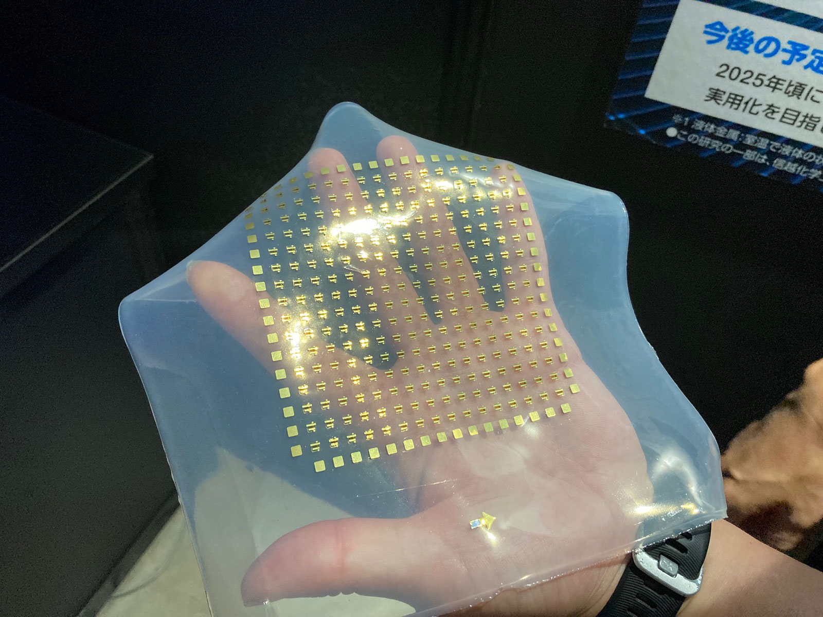 NHK技研が伸縮LEDディスプレーをフルカラー化、液体金属配線利用が判明