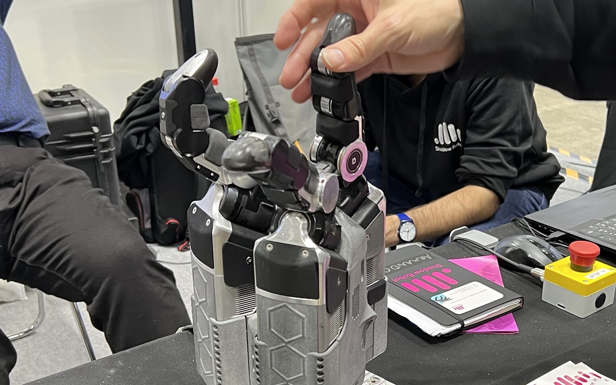 ロボットハンドや触覚センサーが進化、多彩な作業を繊細に | 日経