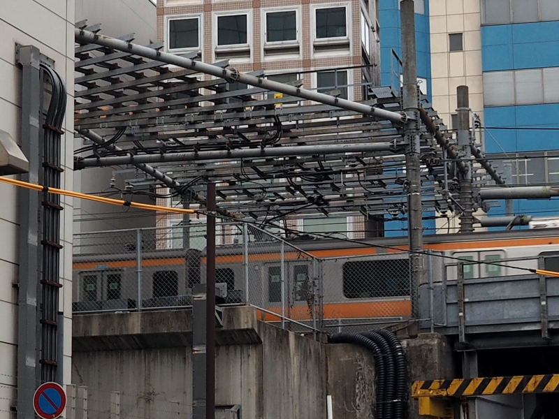 JR中央線のケーブル焼損、数千Aが流れる「帰線」の一部が断線して発火