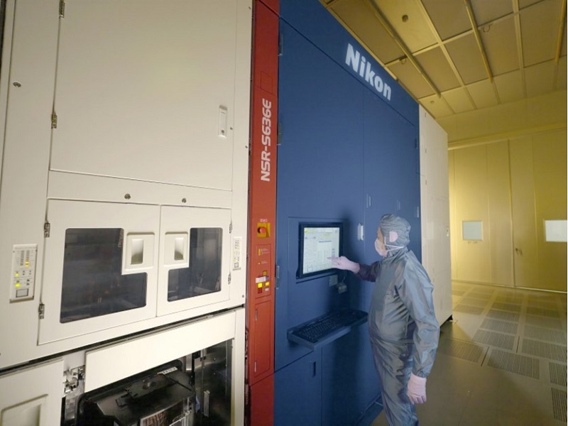 ニコンが先端パッケージ向け露光装置に参入へ、大型パネルをマスクレスで