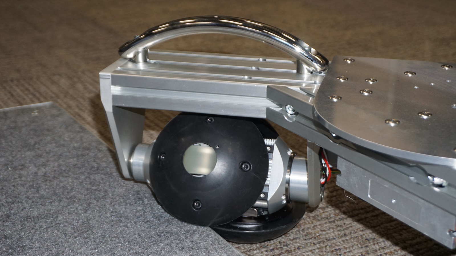 ソニーGが変形する球体車輪を開発、何でも自律移動ロボットに | 日経