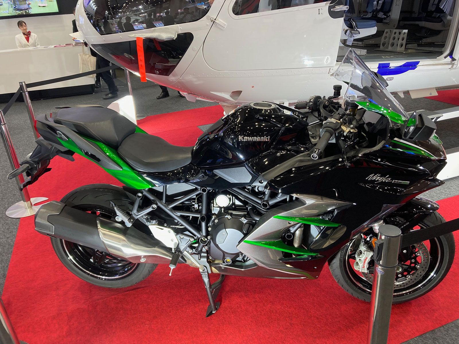 Ninja H2R」のエンジンで200kg搬送、川重が無人ヘリ初公開 | 日経クロステック（xTECH）