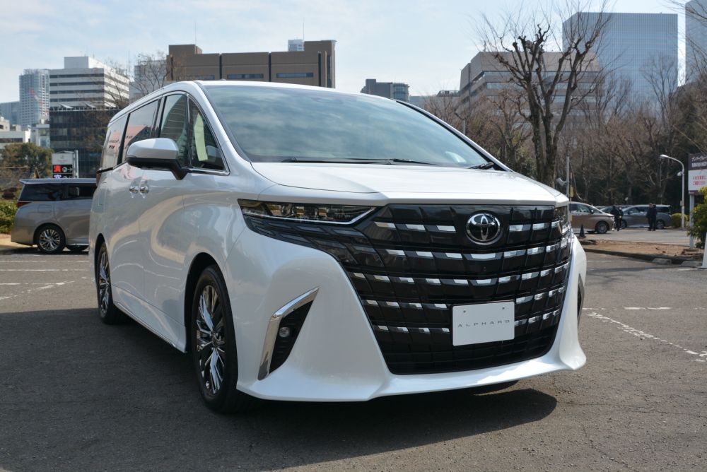 静かでフラットな乗り心地、トヨタがミニバン「アルファード」などに 
