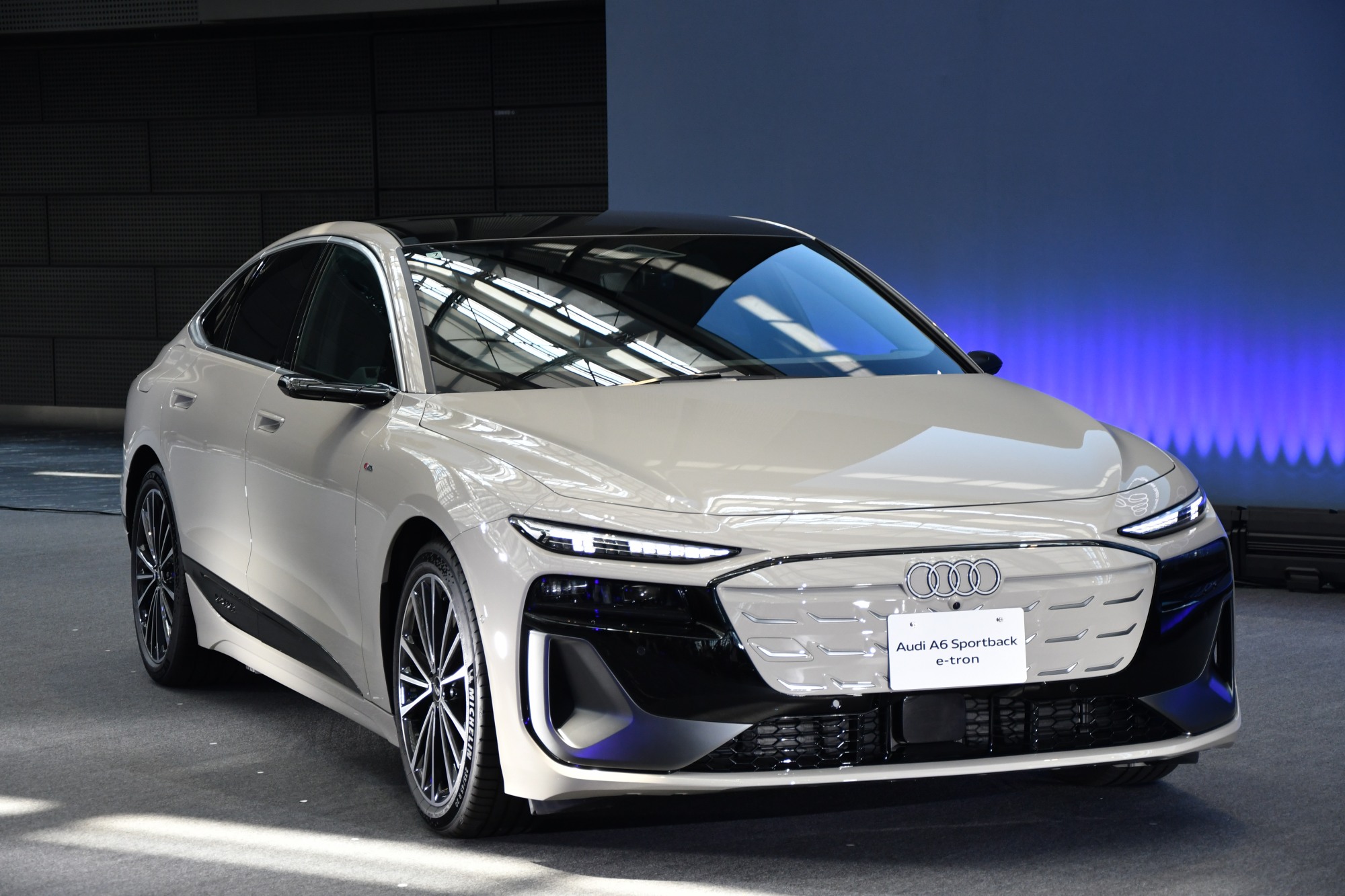 アウディ新型EV、国内最長の航続846km 別売り装備で達成 | 日経クロス