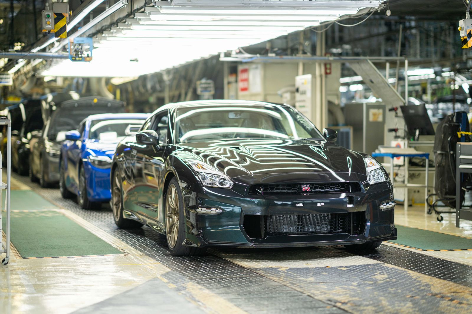 日産、GT-R生産終了 次期R36は全固体電池のPHEVか | 日経クロステック