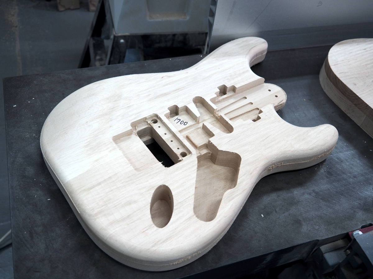 大阪のエレキギター工房、CAD/CAMで品質安定化 機械と手作業の分かれ目