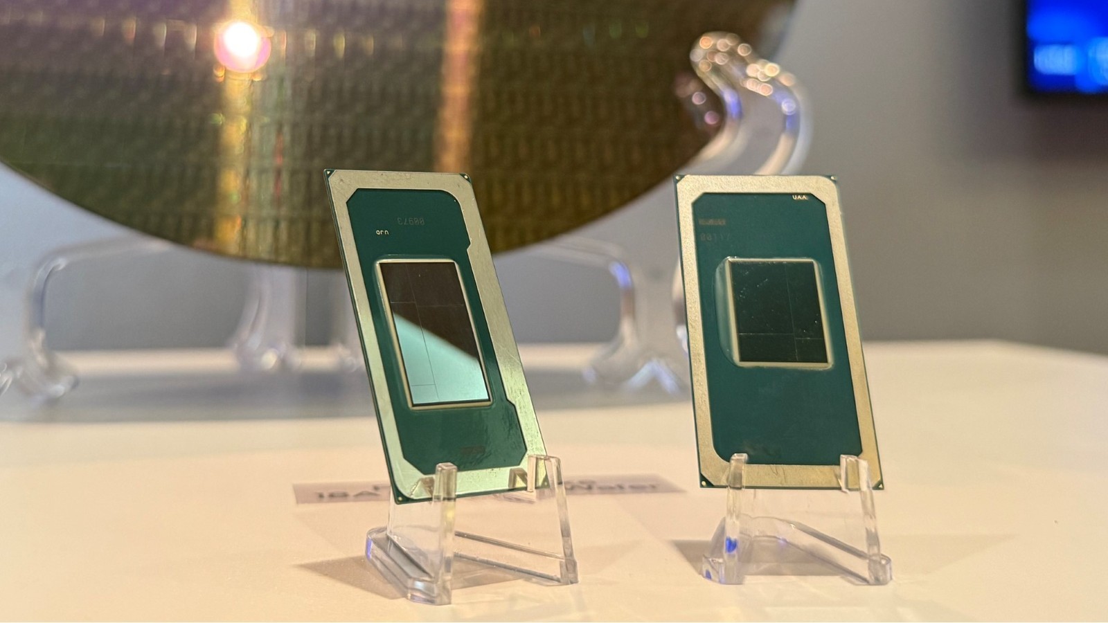 KDDIがデザインケータイ「INFOBAR xv」発表、15周年記念モデル（2