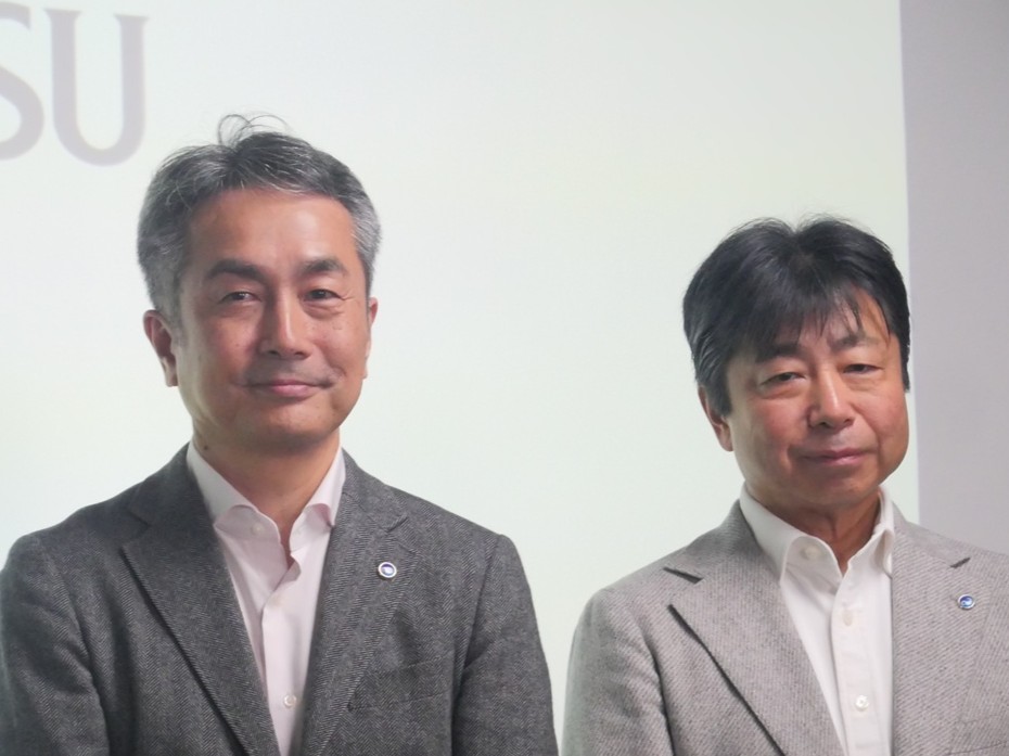 左から富士通の岡田英人AI戦略・ビジネス開発本部本部長、富士通Japanの國分出特定プロジェクト対策本部本部長