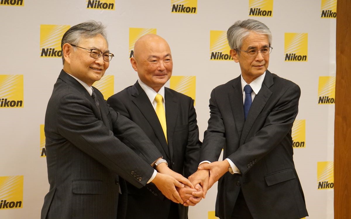 右から順にニコン会長兼CEOの馬立稔和氏、専務執行役員CTOの大村泰弘氏、社長兼COOの徳成旨亮氏（写真：日経クロステック）