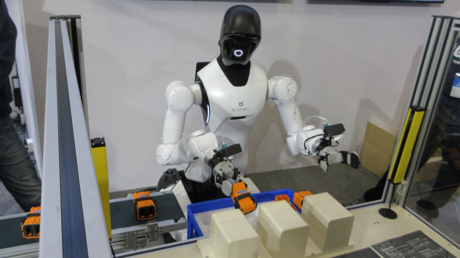 中国AGIBOT、人型ロボで日本進出 潜在市場「クルマ以上」（2ページ目