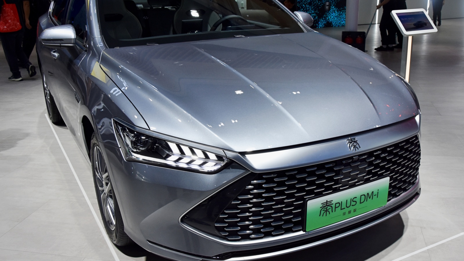 岐路に立つBYD、PHEV中国販売3割減　対EV「揺らぐ優位性」