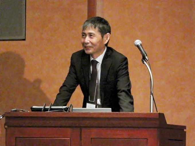 図1 登壇した鶴崎宏亀氏(出所:日経クロステックが撮影)