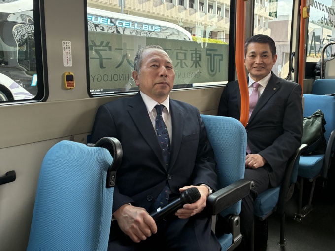 プロジェクトを主導する東京工科大学の須田氏(左)と、試乗会に参加した八王子市長の初宿和夫氏。自動運転技術によって交通インフラの充実を図りたい同市の協力も得ながらプロジェクトを進める(写真:日経クロステック)