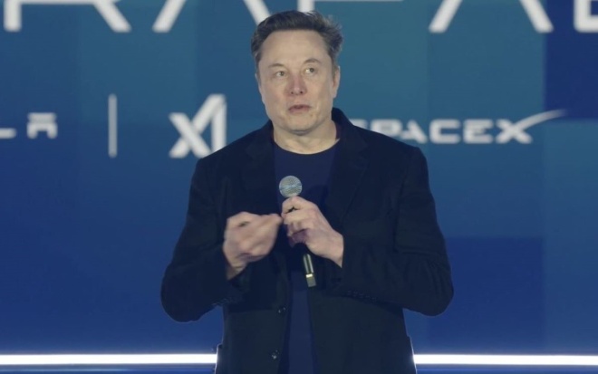 テラファブについて発表するイーロン・マスク氏(出所:配信動画をキャプチャー)