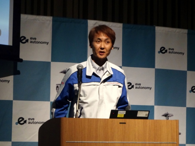 トヨタ車体組立部組立物流課工長の西浦亨氏(写真:日経クロステック)