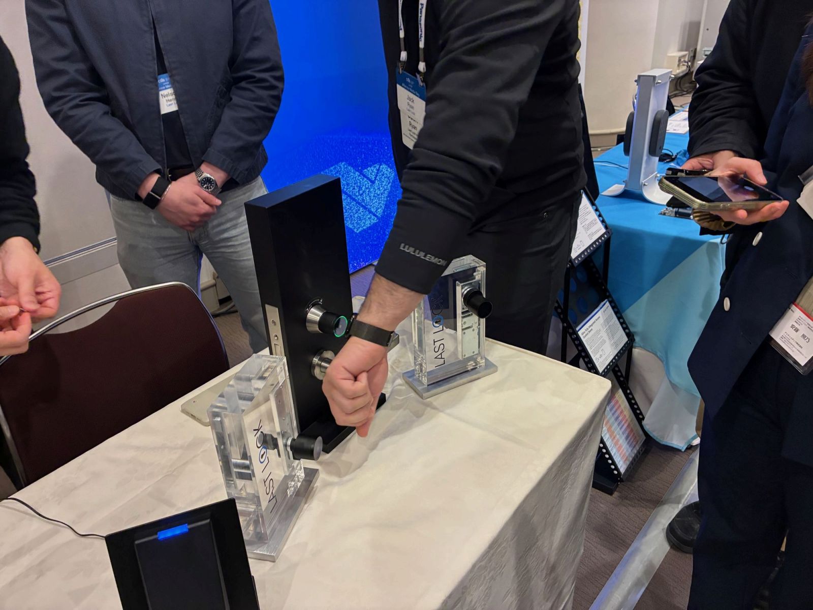 Aliroに対応したスマートロックをApple WatchのNFCで解錠するデモ。スマートロックはLast Lockが開発中（写真：日経クロステック）