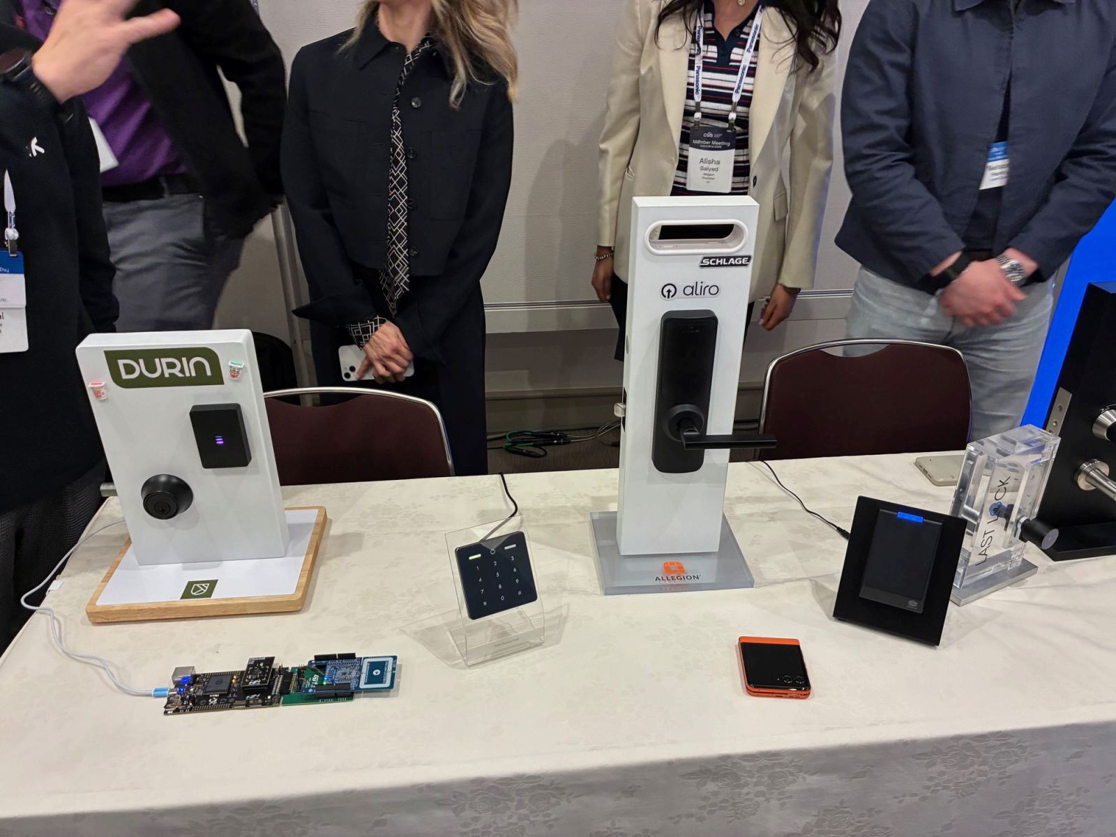 Aliroに対応したスマートロックの試作品。Durinのスマートロックはハンズフリーでの解錠・施錠に対応している（写真：日経クロステック）