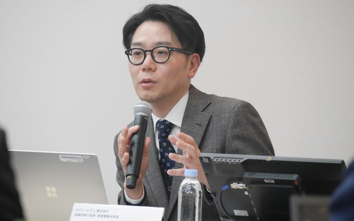 エプソン取締役執行役員の吉野泰徳氏はインクジェット技術で半導体市場を開拓すると話した（写真：日経クロステック）