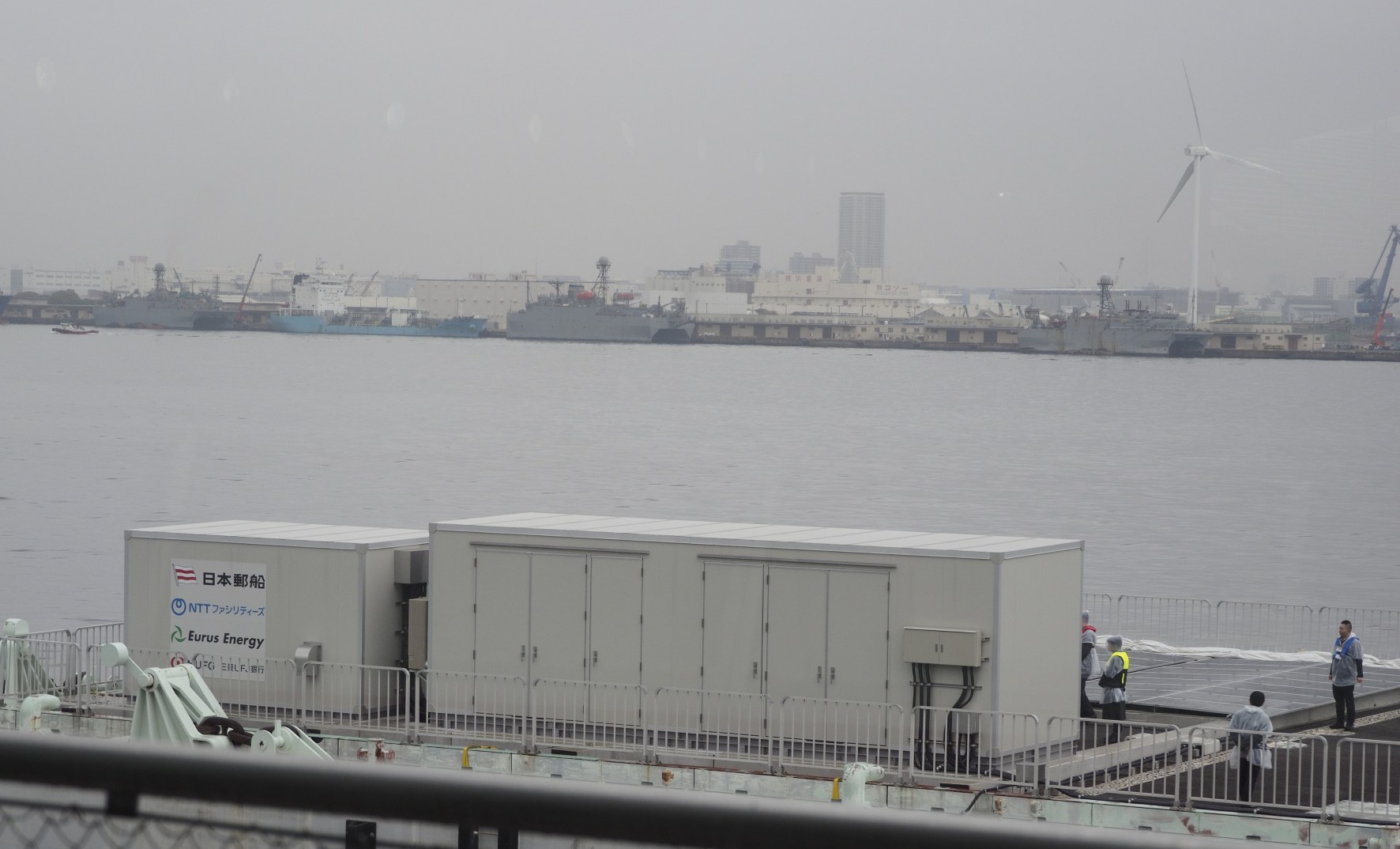 横浜港の大さん橋ふ頭の先で実証実験する洋上データセンターの施設。左側のコンテナにサーバー類、右側のコンテナに蓄電池などを備える
