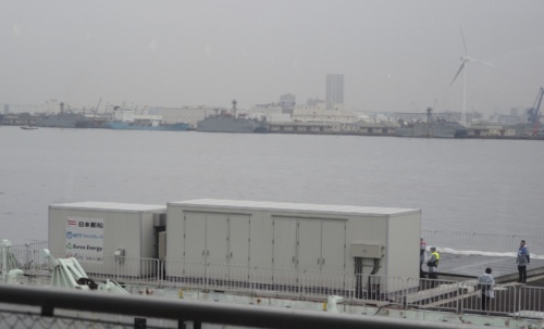 横浜港の大さん橋ふ頭の先で実証実験する洋上データセンターの施設。左側のコンテナにサーバー類、右側のコンテナに蓄電池などを備える