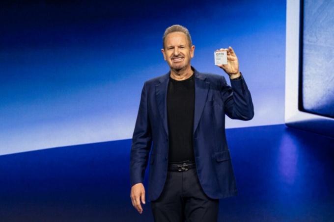 図1 Arm CEOのRene Haas氏。掲げているのがAGIである(出所:Arm)