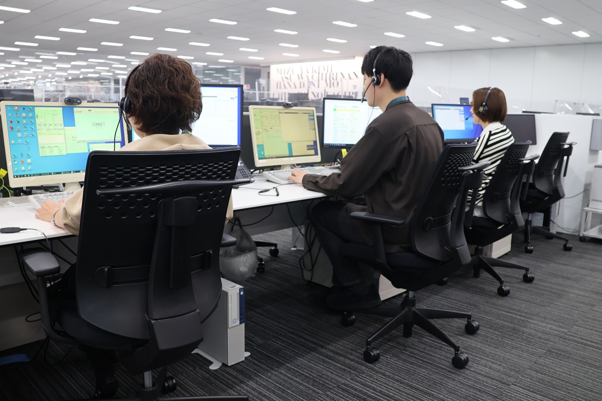 三井住友カードのオペレーターが応対業務をする様子