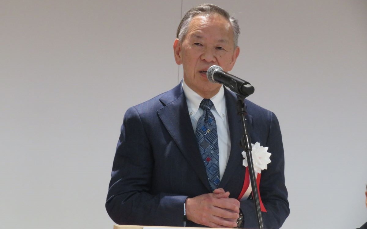 開所式で挨拶するラピダス社長の小池氏（写真：日経クロステック）