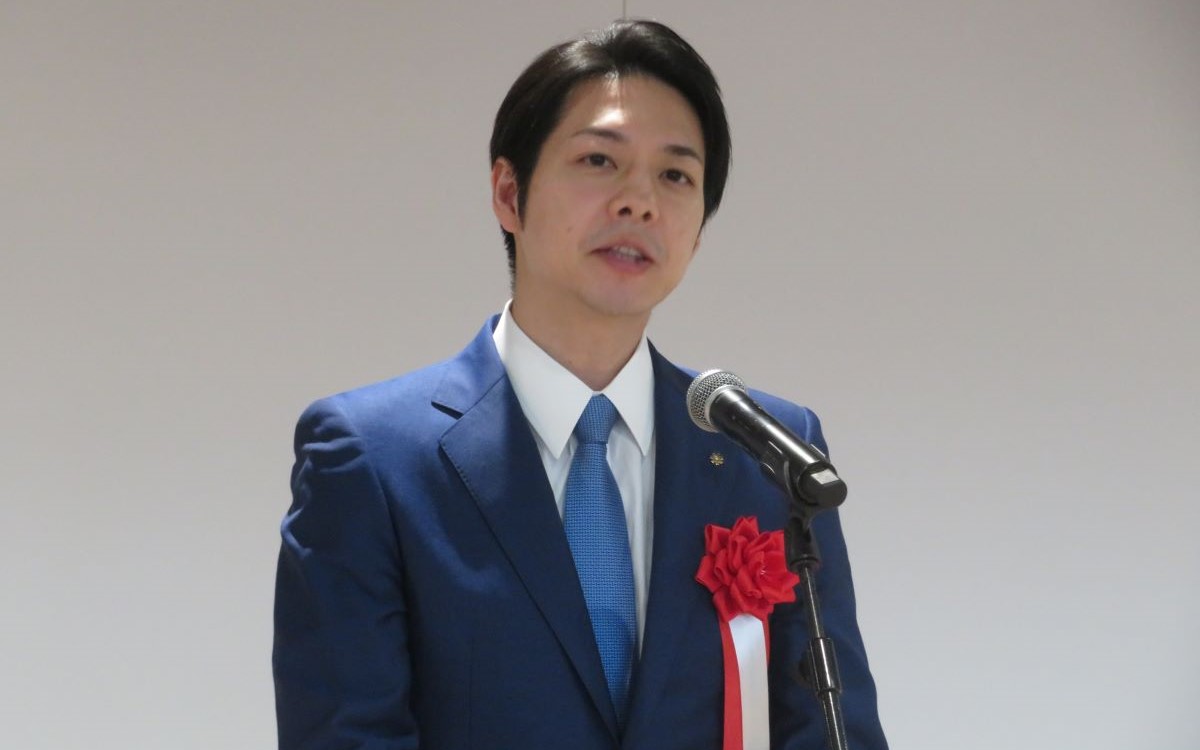 北海道知事の鈴木直道氏はラピダスや千歳科学技術大学などによる半導体産業クラスターを支援すると話した（写真：日経クロステック）