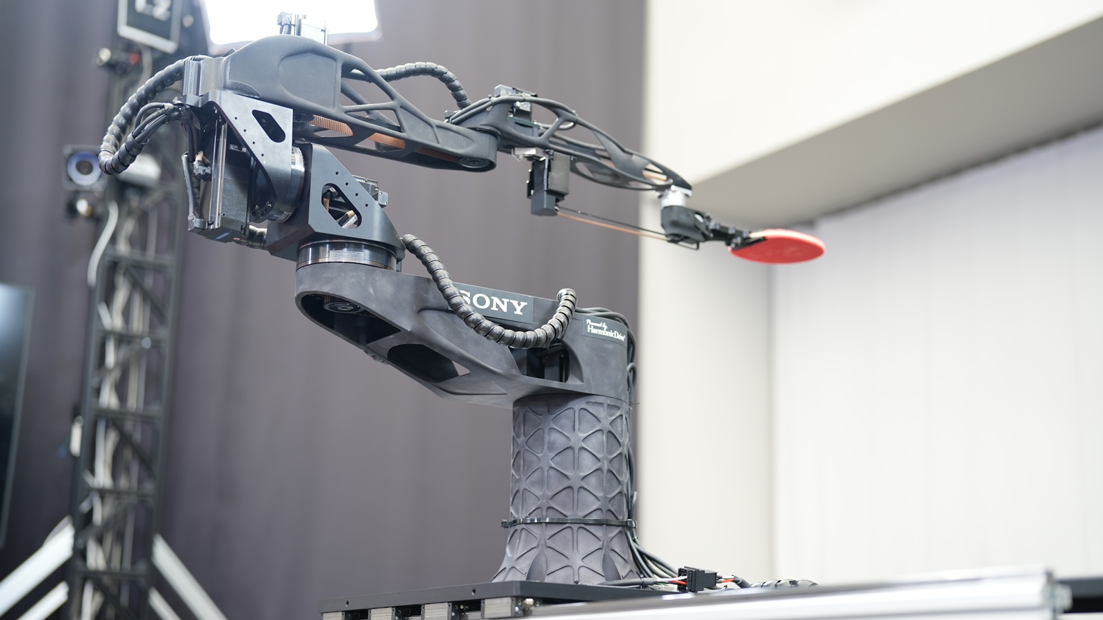 ソニーAI、高速・高精度なフィジカルAI　卓球ロボでプロ選手並みに