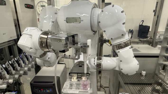 バイオ研究をフィジカルAIで自動化、東京科学大に新拠点 実験者は双腕ロボ