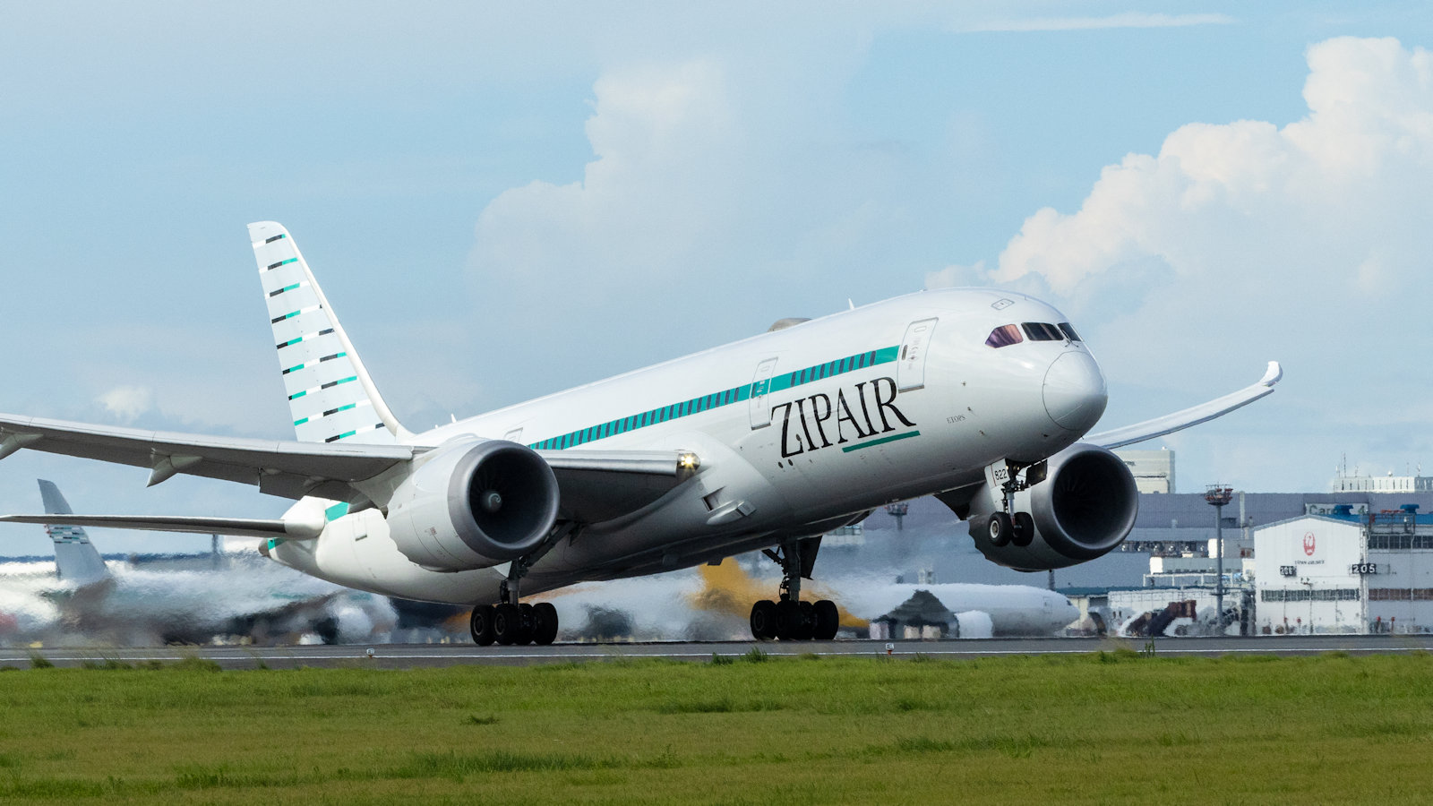 機内Wi-Fiで広がる低軌道衛星　ZIPAIRは全便Starlink、JALは主力機にOneWeb