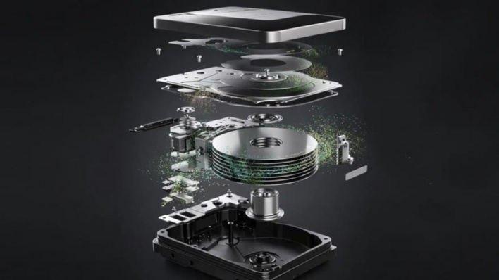 HDD「100TB超」時代へ 3社のロードマップ、熱アシスト+αで容量競争