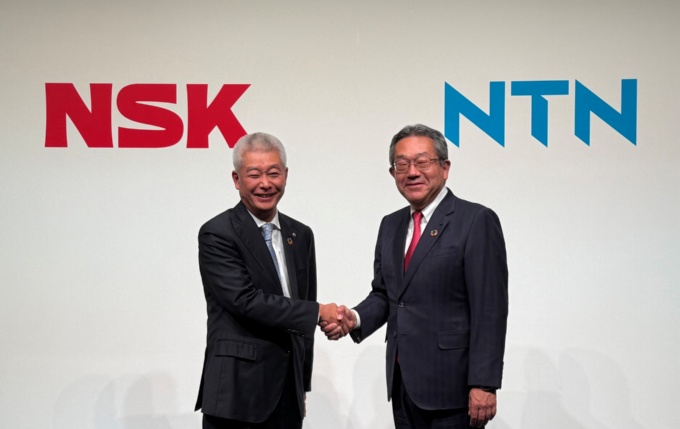左がNSK代表執行役社長の市井明俊氏、右がNTN代表執行役執行役社長の鵜飼英一氏。両社は経営統合に向けた基本合意書を締結した(写真:日経クロステック)