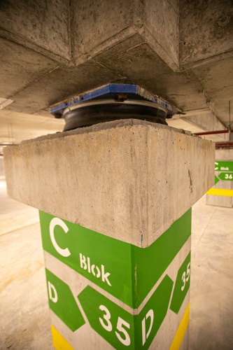 米国で一般的な免震装置TFPを採用した(写真:Rönesans Holding)