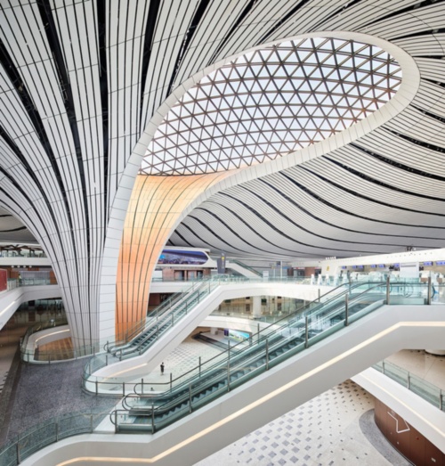 「北京大興国際空港」の内部。意匠設計は故ザハ・ハディド氏。アラップは火災安全設計、乗客と物流のシミュレーション、構造のピアレビューを行った（写真：Hufton+Crow）
