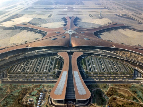 ヒトデ形とも、不死鳥形とも呼ばれる北京大興国際空港ターミナルを上空から見下ろす。北京中心部から南に約46km離れた場所に位置する（写真：Xinhua News Agency）