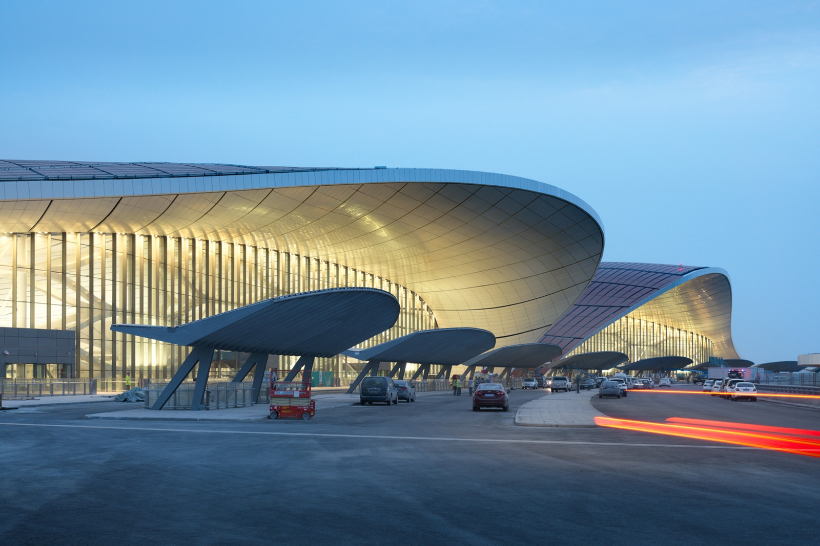  空港のカーブサイド。波打つような屋根が特徴的だ（写真：Zhou Ruogu Architecture Photography）