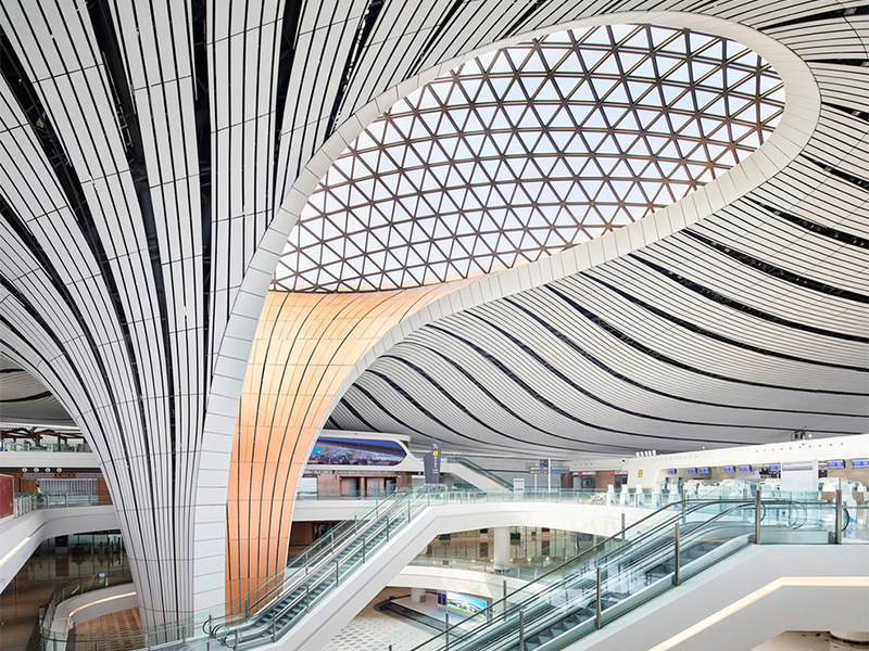 不死鳥が舞い降りる、ザハ氏設計による北京の巨大国際空港ターミナル
