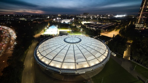 改修後の「ケン・ローズウォール・アリーナ」外観(写真:Marting Mischkulnig)