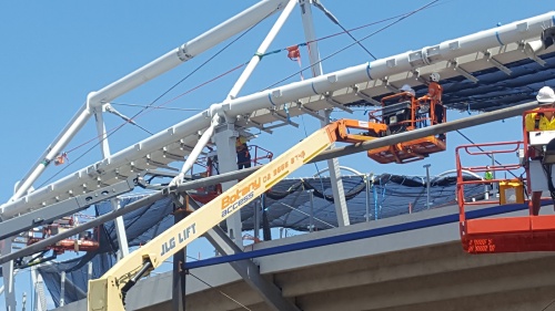 アリーナ外周部。屋根外周部の下端を油圧ジャッキに接続している。改修後、ジャッキは取り除く(写真:Arup)