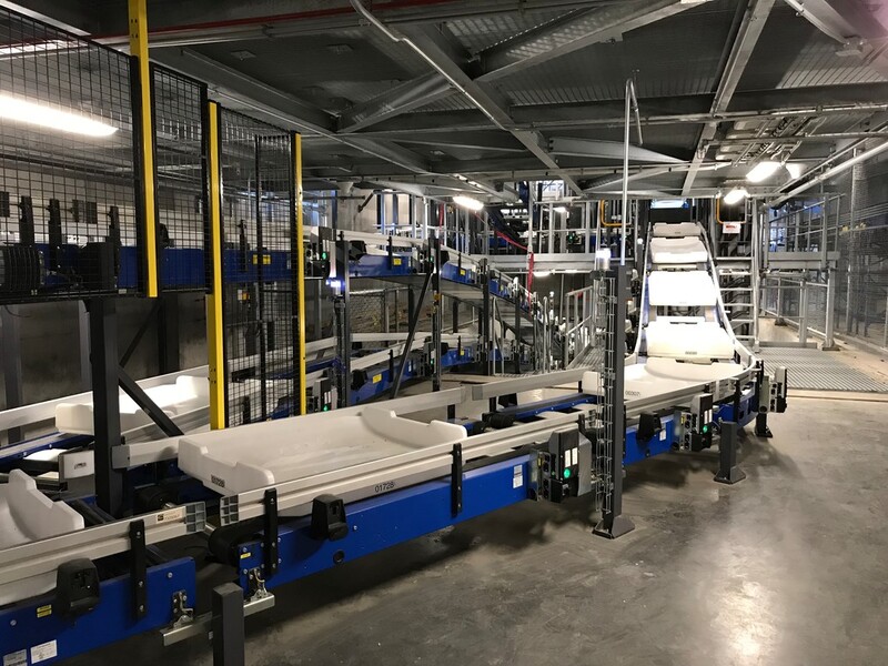 写真は個別のトレイによる手荷物運搬システム、ICS（Individual Container System）。大幅に電力使用量を削減できる。トレイを使うため、手荷物のストラップや車輪がコンベアに引っかかるといった、故障・不具合が発生する可能性が低くなる（写真：Arup）